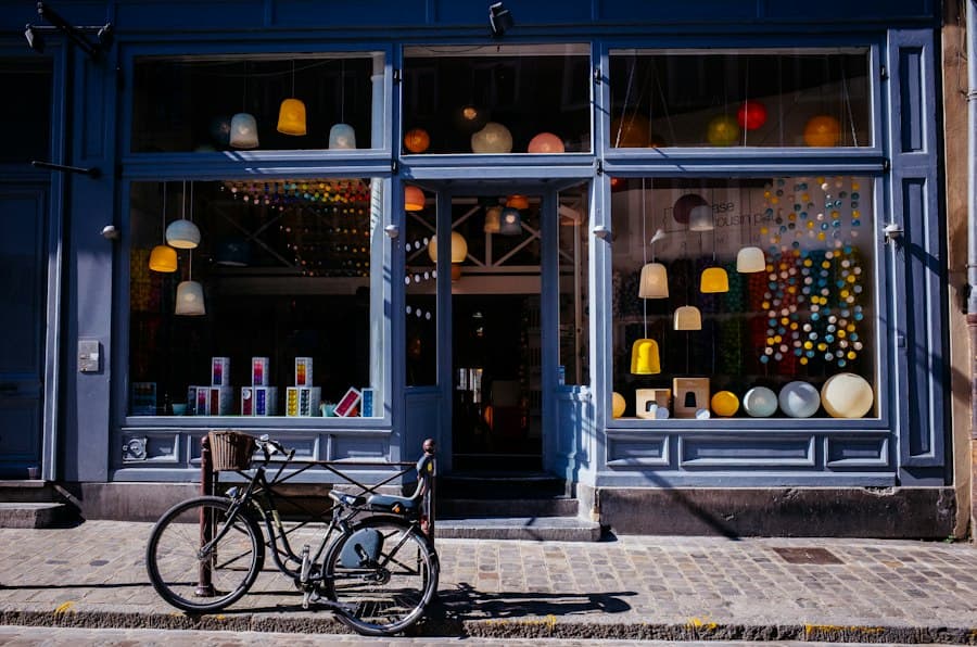 La devanture d'une boutique en ville